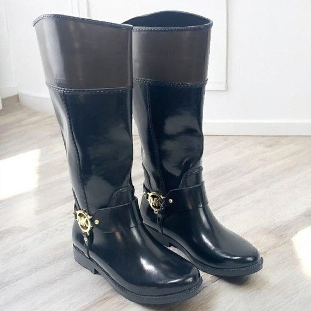 Michael Kors Fulton Harness Glossy Rubber Boots w/Gold Logo Black/Brown, Size 6